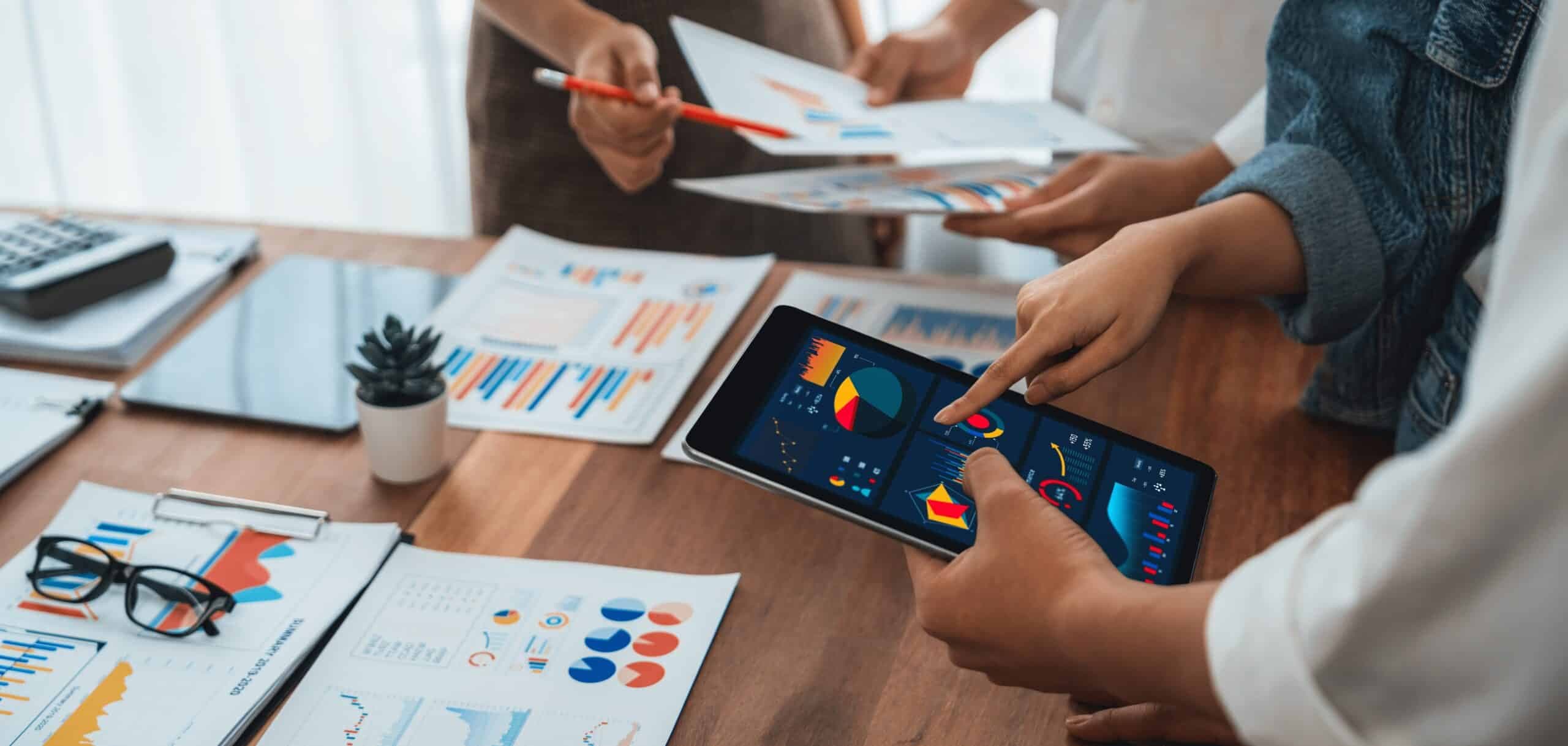 Analyst,Team,Utilizing,Bi,Fintech,To,Analyze,Financial,Report,With