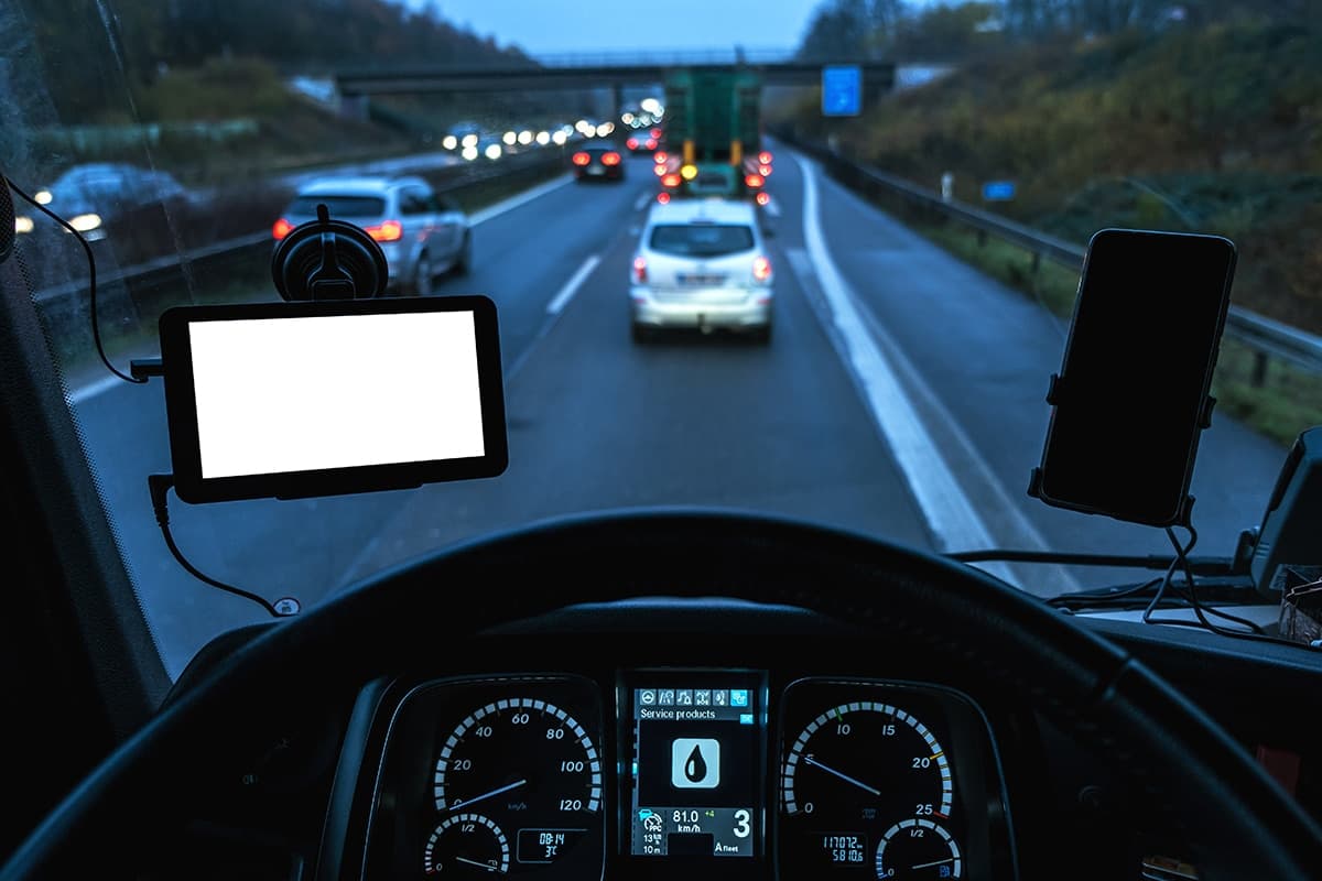 Shallow,Mockup,Of,Modern,Trucking,Navigation,System,On,The,Road